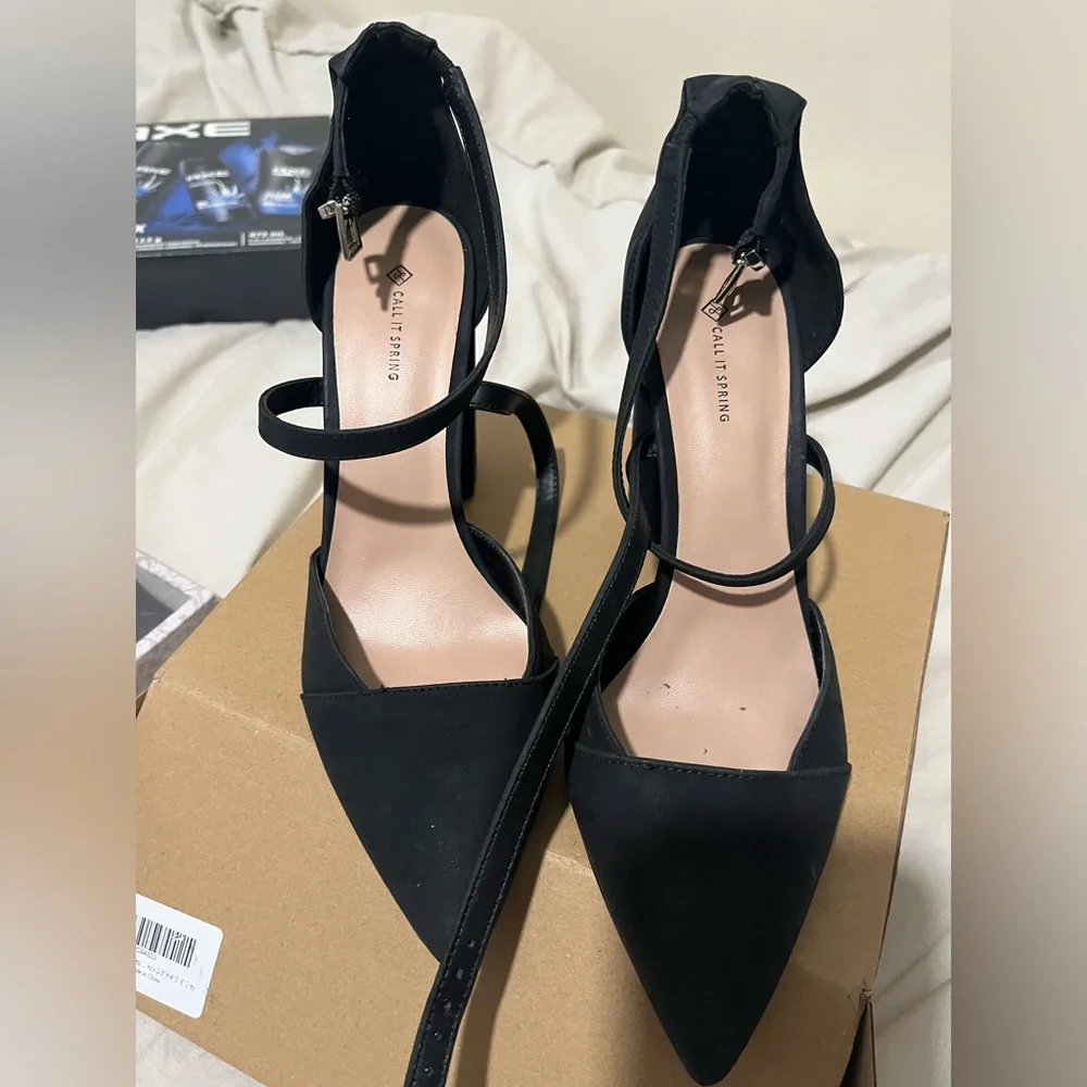 Black high heel shoe - Picture 1 of 3